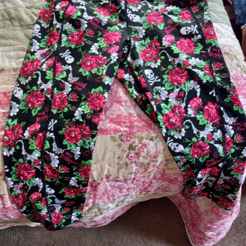 Betsy Johnson Capri